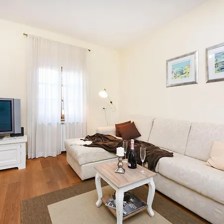 Danica Zadarvillas *