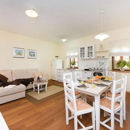 Danica Zadarvillas *