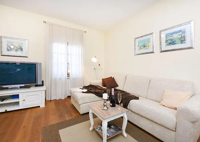 Danica Zadarvillas *