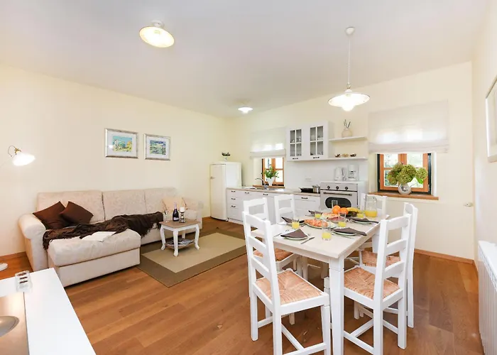 Danica Zadarvillas *